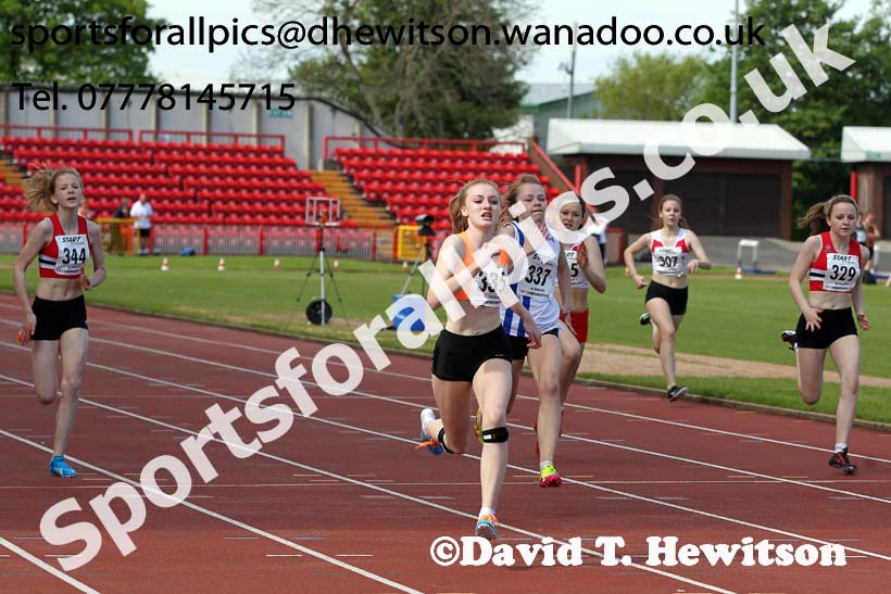 Under-15 girls 200 metres at the North Eastern Championships, Gateshead International Stadium.  Photos: David T. Hewitson/Sports for All Pics